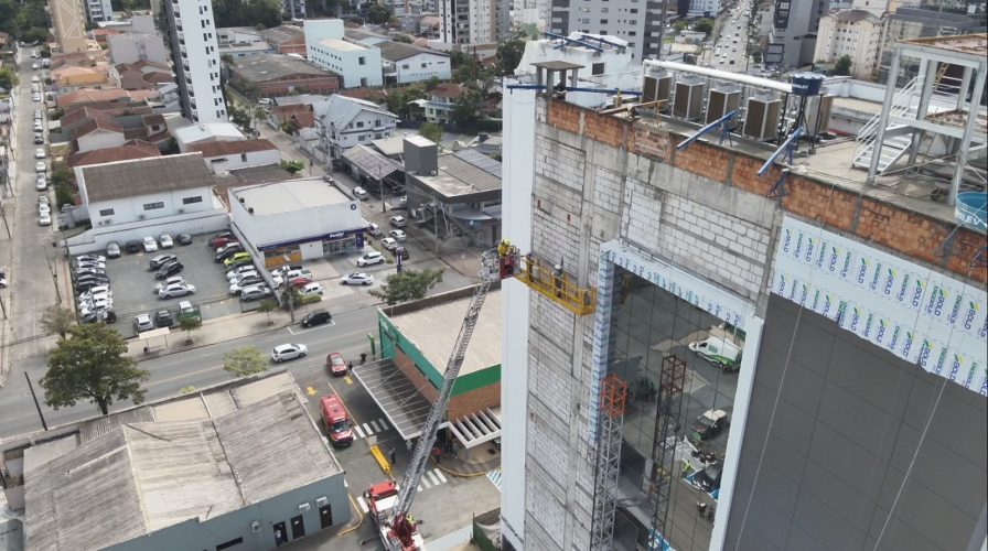 Resgate de alto risco: bombeiros salvam operários presos em andaime a 35 metros do solo em Blumenau
