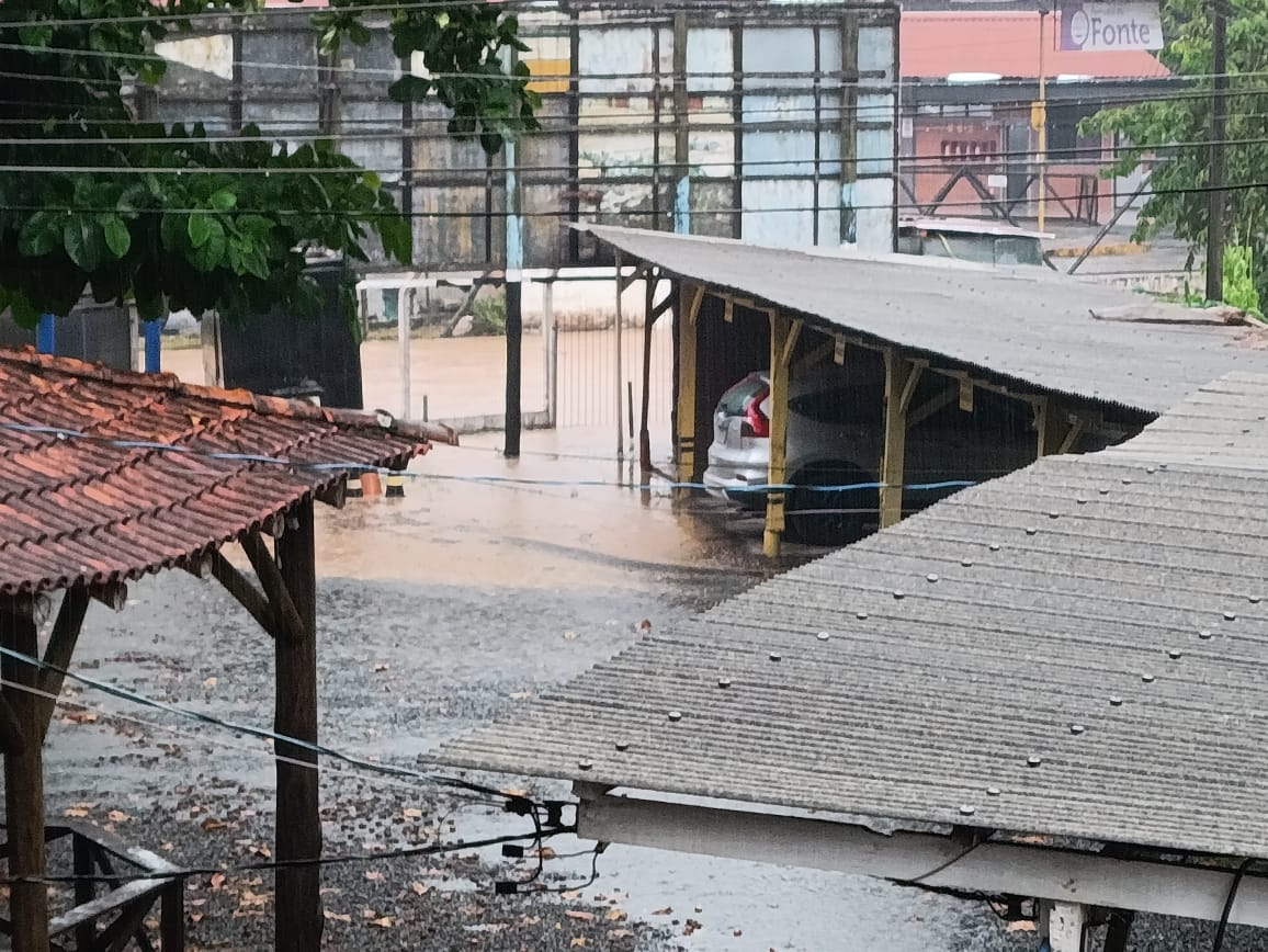 Temporal transforma rua em rio, invade casas e causa deslizamentos na Páscoa em Blumenau