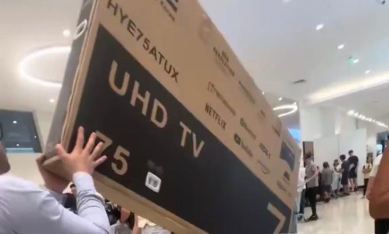 Brasileira enfrenta “saga” no Paraguai para trazer TV de 75 polegadas de carro