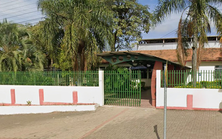 Dois criminosos agem friamente pulando muro e tentando furtar escola em Canoinhas. Foto: JMais.