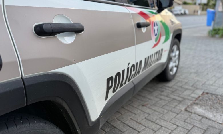 Carro roubado é encontrado em vala com quase 740 carteiras de cigarro em Rodeio