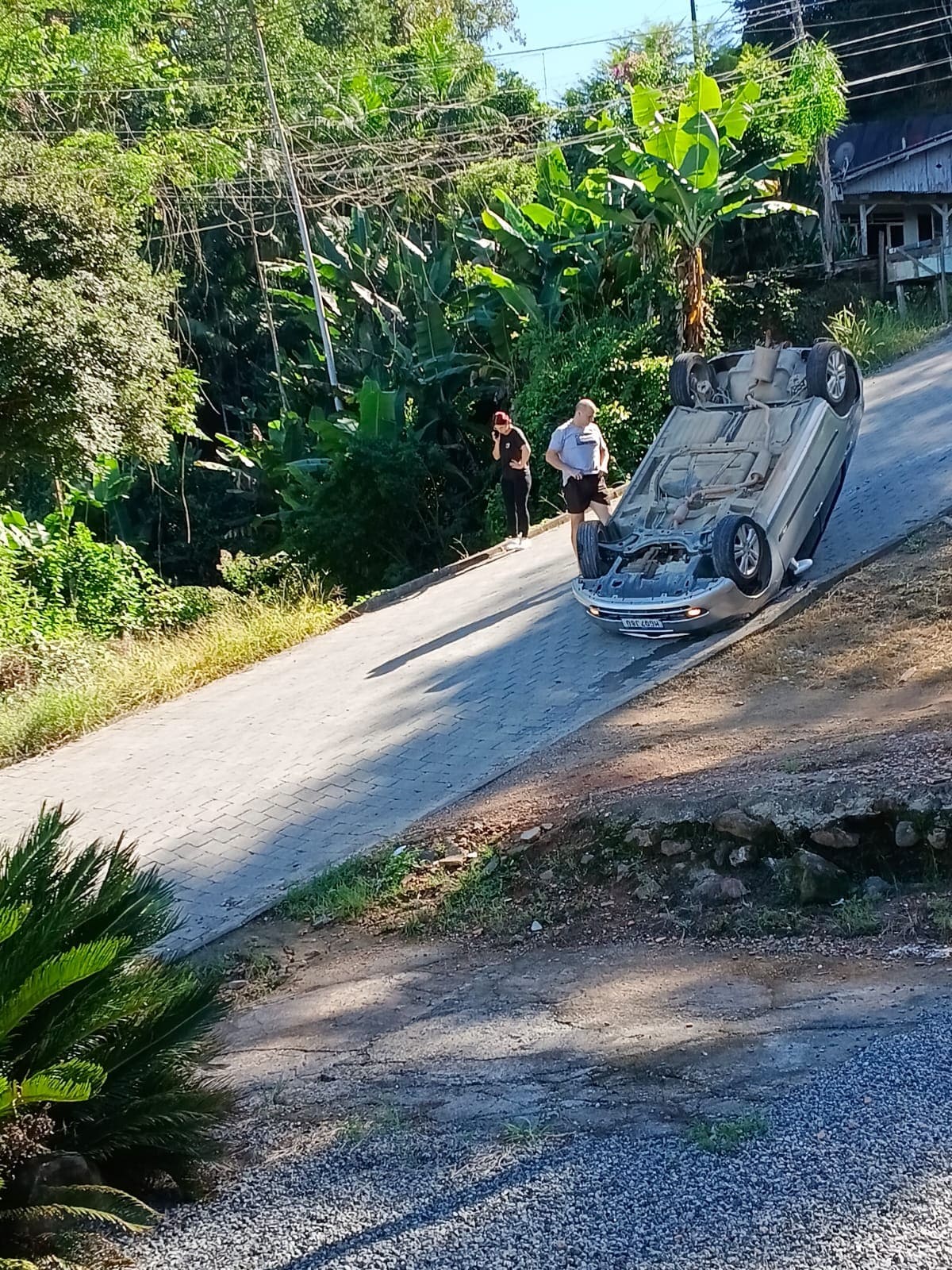 Carro perde força em subida, desce de ré e capota em Timbó; uma pessoa ...