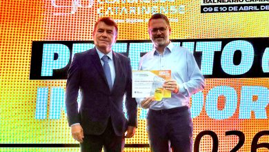 Com investimentos em tecnologia nas escolas, Indaial conquista prêmio de Prefeito Inovador