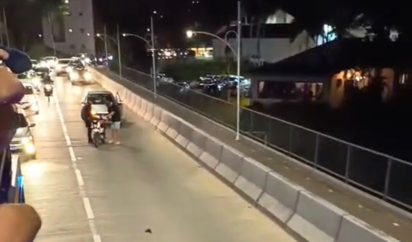 Homem-Aranha da Carreta Furacão intervém em briga após acidente no Centro de Timbó