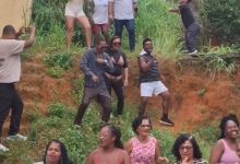 Palco raiz: cantora no alto, tecladista embaixo e a festa no meio do barranco