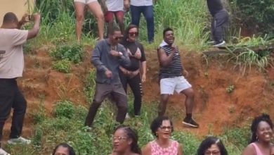 Palco raiz: cantora no alto, tecladista embaixo e a festa no meio do barranco