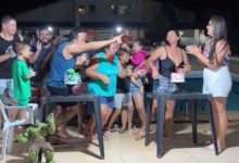 Dois aniversariantes, zero descanso: comemoração em dobro vira corrida de parabéns e arranca risadas