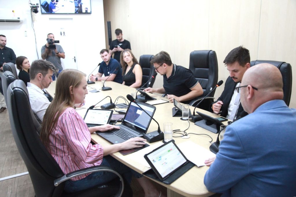 CCJ barra projetos e dá aval a oito propostas em Blumenau; veja o que avançou na Câmara