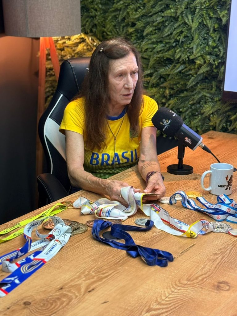 Marlene Schubert, atleta de Timbó aos 65 anos, vai representar o Brasil em Mundial na Coreia do Sul