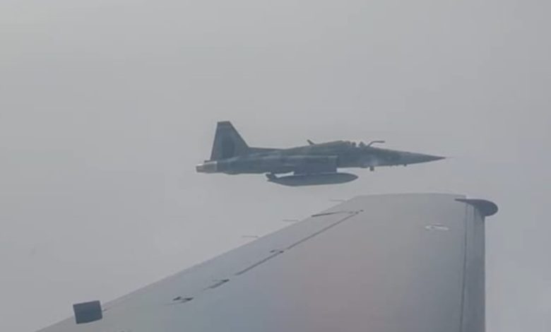 Piloto registra momento raro nos céus do Brasil com caça da FAB interceptando avião civil