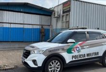 Flagrante em Indaial; oficina escondia carros furtados e peças desmontadas. Foto: Polícia Militar de Indaial.