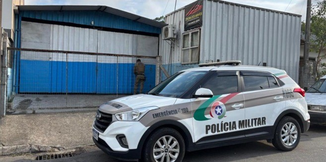 Flagrante em Indaial; oficina escondia carros furtados e peças desmontadas. Foto: Polícia Militar de Indaial.