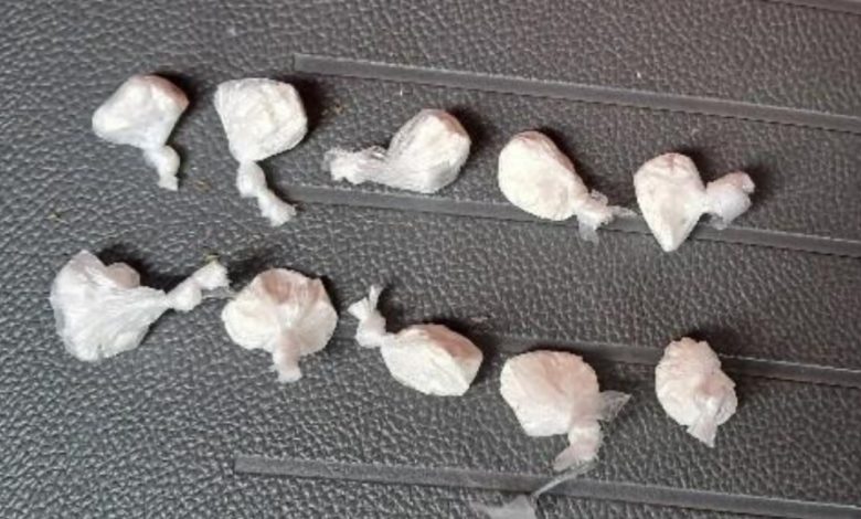 Uso de celular ao volante termina com motorista preso por tráfico de drogas durante abordagem em Timbó