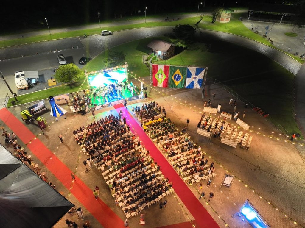 Mais de mil pessoas lotam abertura das Olimpíadas Entre Empresas em Timbó. Fotos: Raphael Carrasco e Rafael Diniz/PMT