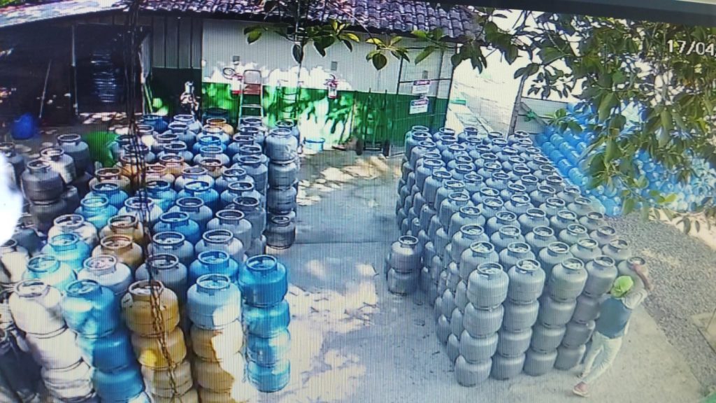 Homem leva botijão de gás na “cara dura” enquanto funcionário trabalhava por perto e foge de bicicleta em Timbó. Foto: Especial Misturebas News.