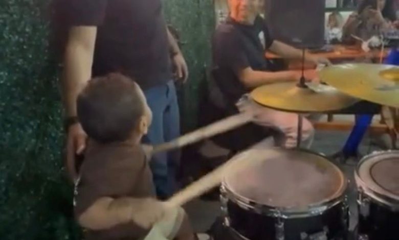 Parou o show: menino sobe ao palco, assume a bateria e vira atração da noite