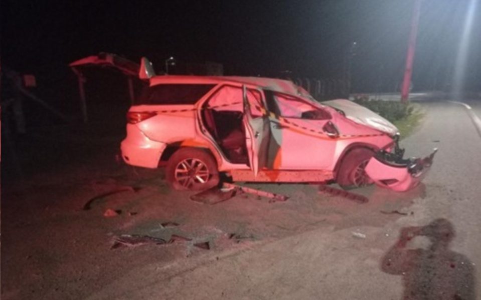 Hilux capota em Rodeio, é abandonada pelo motorista e polícia descobre que veículo era furtado