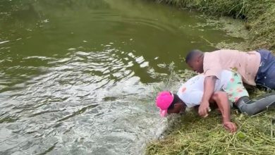 Peixe “vence” pescador: vara quebra, homem se joga em lago e cena viraliza