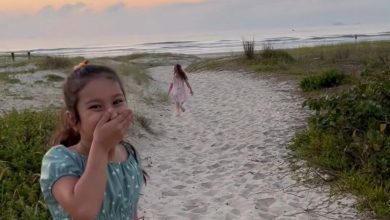 “E aí, será que elas gostaram?” Primeira vez no mar vira momento emocionante em família