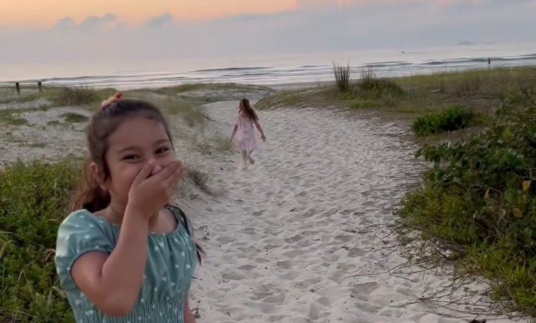 “E aí, será que elas gostaram?” Primeira vez no mar vira momento emocionante em família