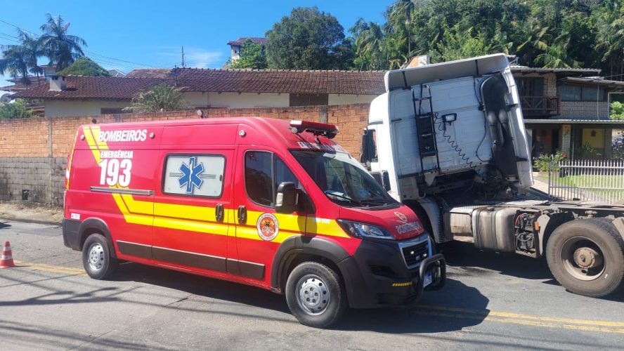 Motorista cai da cabine após caminhão atingir muro de residência em grave acidente em Blumenau