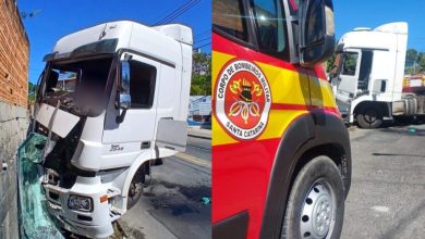 Motorista cai da cabine após caminhão atingir muro de residência em grave acidente em Blumenau