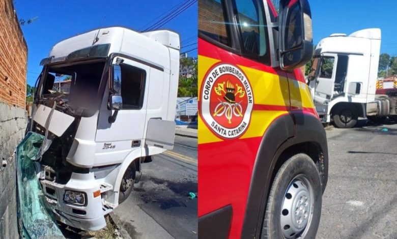 Motorista cai da cabine após caminhão atingir muro de residência em grave acidente em Blumenau