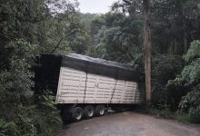 Até quando? Carreta desliza e interdita Serra Benecke novamente em Doutor Pedrinho