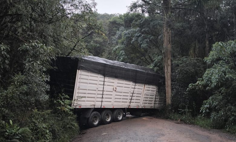 Até quando? Carreta desliza e interdita Serra Benecke novamente em Doutor Pedrinho