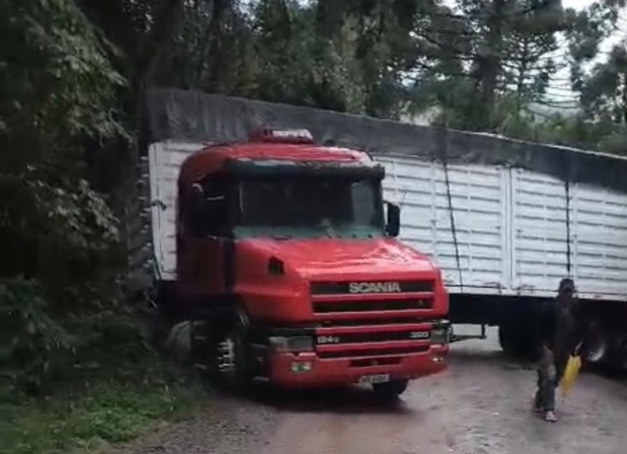 Até quando? Carreta desliza e interdita Serra Benecke novamente em Doutor Pedrinho