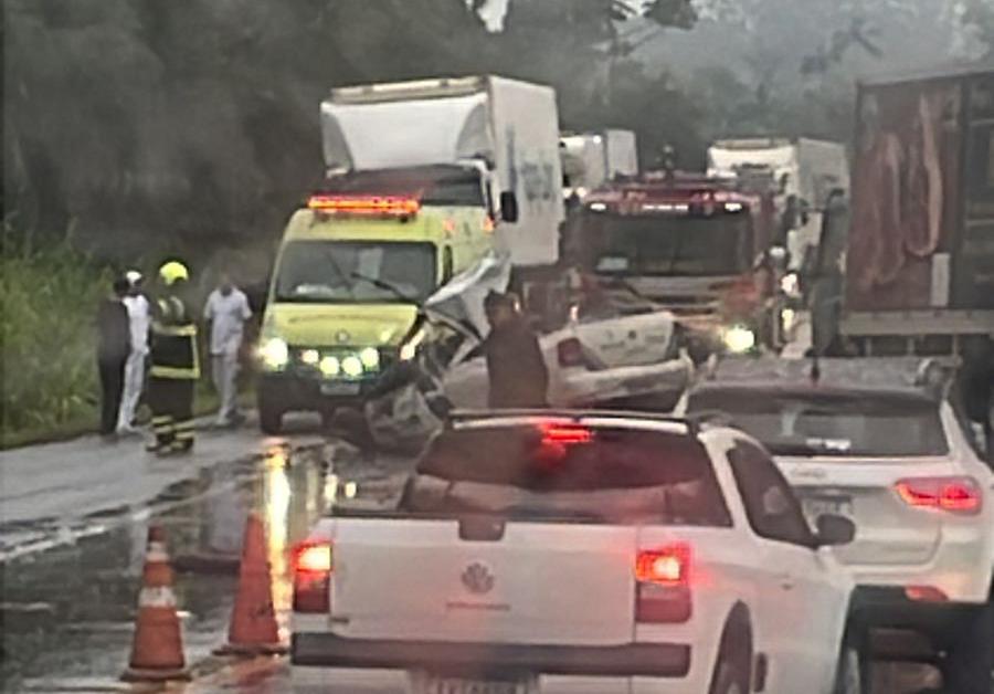 Colisão entre caminhão e carro na BR-470 deixa dois mortos e mobiliza equipes de resgate em Indaial