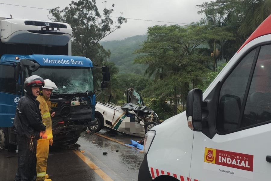 Colisão entre caminhão e carro na BR-470 deixa dois mortos e mobiliza equipes de resgate em Indaial