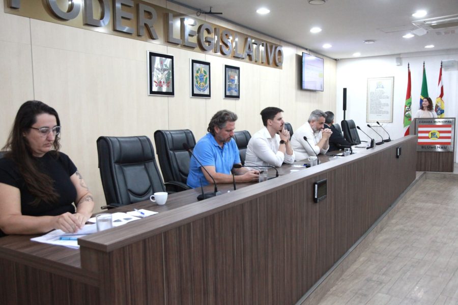 Saúde de Blumenau apresenta relatório completo na Câmara com dados de atendimentos, filas e investimentos no SUS