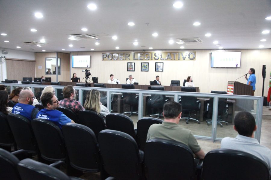 Saúde de Blumenau apresenta relatório completo na Câmara com dados de atendimentos, filas e investimentos no SUS