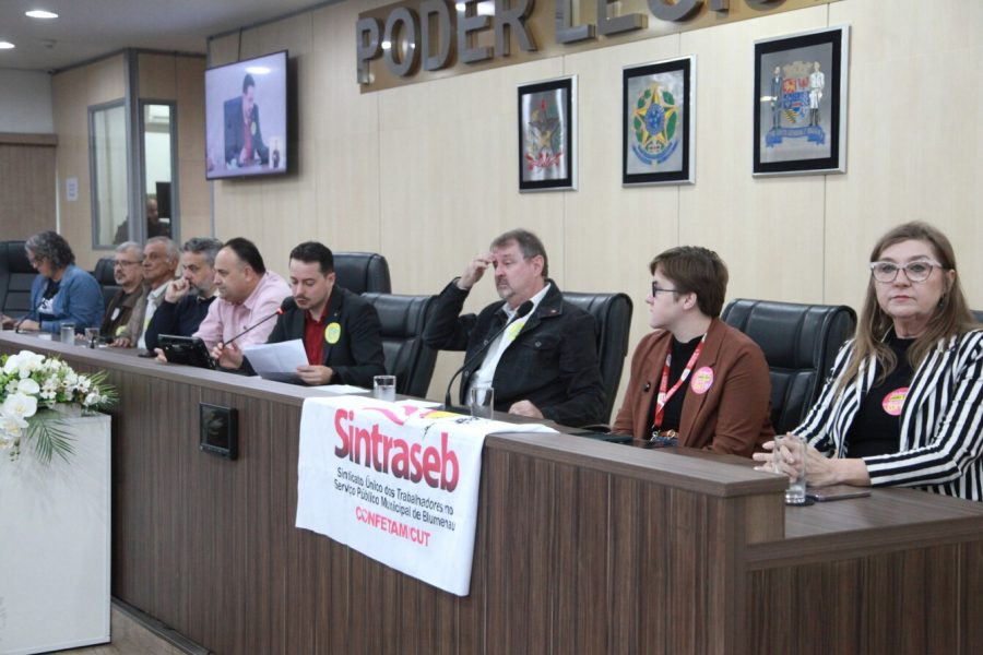 Sessão solene na Câmara de Blumenau homenageia trabalhadores e reforça luta por direitos da classe trabalhadora