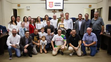 Fey completa 60 anos e recebe homenagem da Câmara por trajetória que ajudou a transformar Indaial