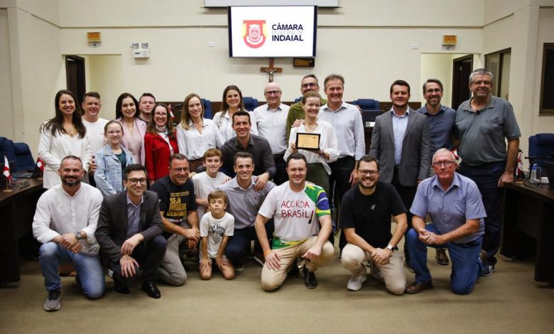 Fey completa 60 anos e recebe homenagem da Câmara por trajetória que ajudou a transformar Indaial