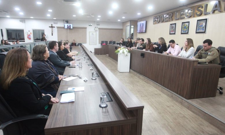 Câmara de Blumenau reúne autoridades e fortalece rede de combate à violência contra crianças e adolescentes
