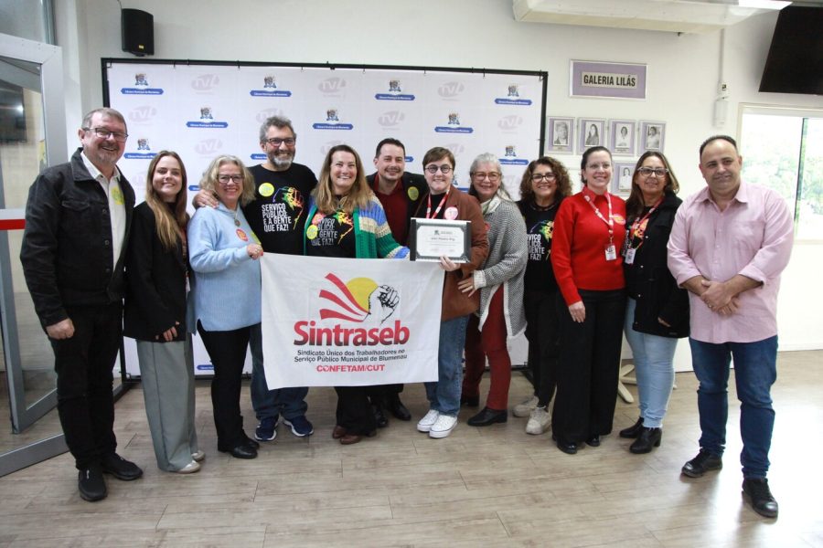 Sessão solene na Câmara de Blumenau homenageia trabalhadores e reforça luta por direitos da classe trabalhadora