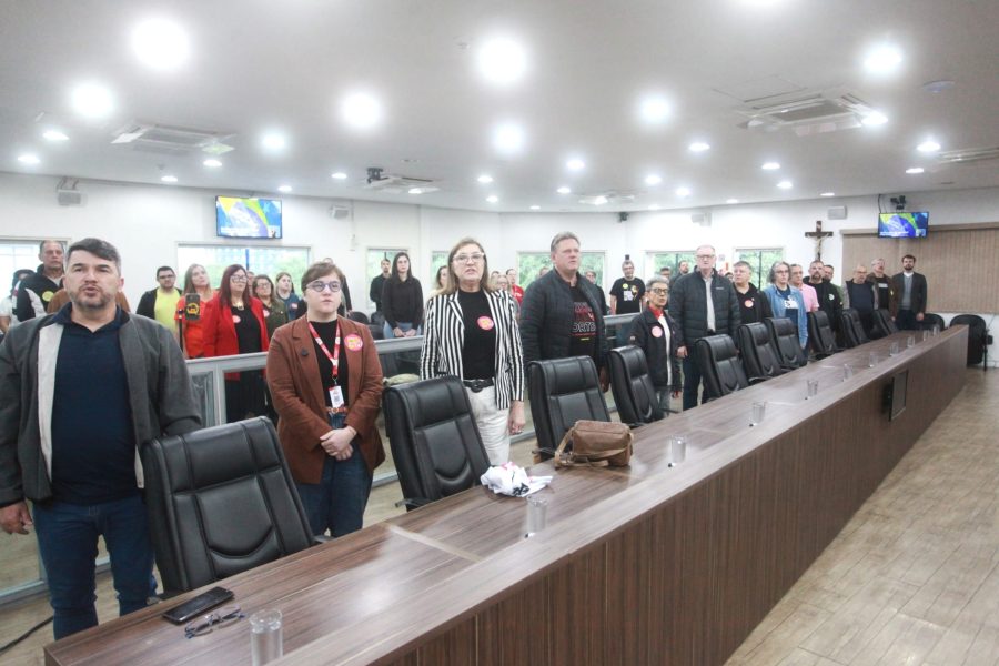 Sessão solene na Câmara de Blumenau homenageia trabalhadores e reforça luta por direitos da classe trabalhadora