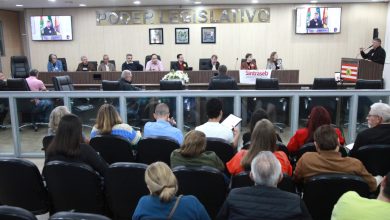 Sessão solene na Câmara de Blumenau homenageia trabalhadores e reforça luta por direitos da classe trabalhadora