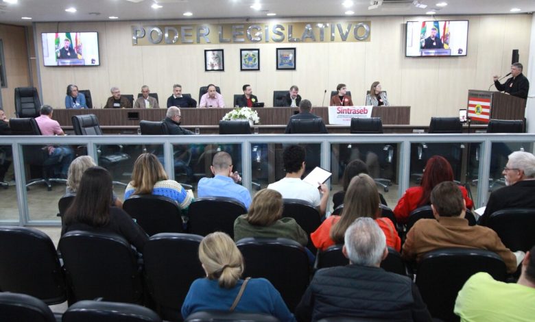 Sessão solene na Câmara de Blumenau homenageia trabalhadores e reforça luta por direitos da classe trabalhadora