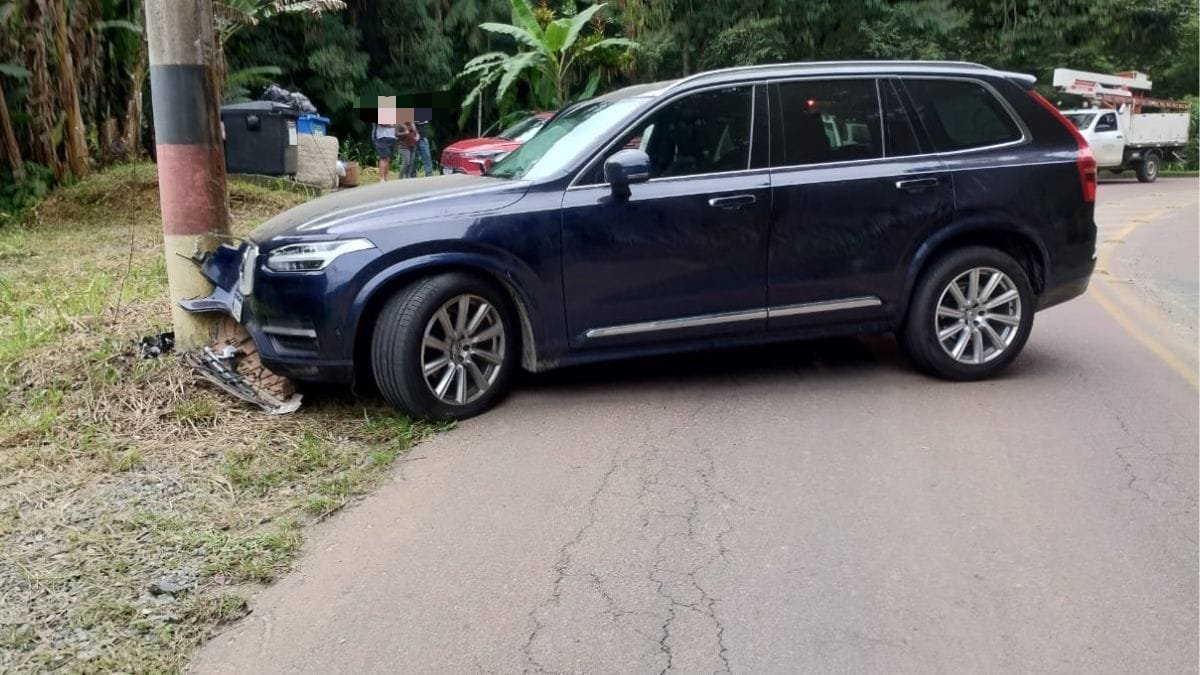 Volvo de R$ 200 mil fica destruído após adolescente bater em poste em Blumenau