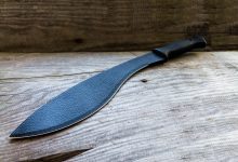 Homem é levado ao hospital após ser ferido pelo próprio avô com um facão durante discussão em Blumenau
