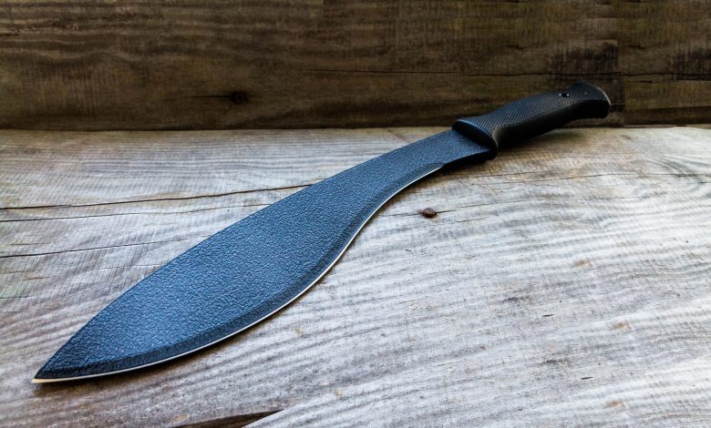 Homem é levado ao hospital após ser ferido pelo próprio avô com um facão durante discussão em Blumenau
