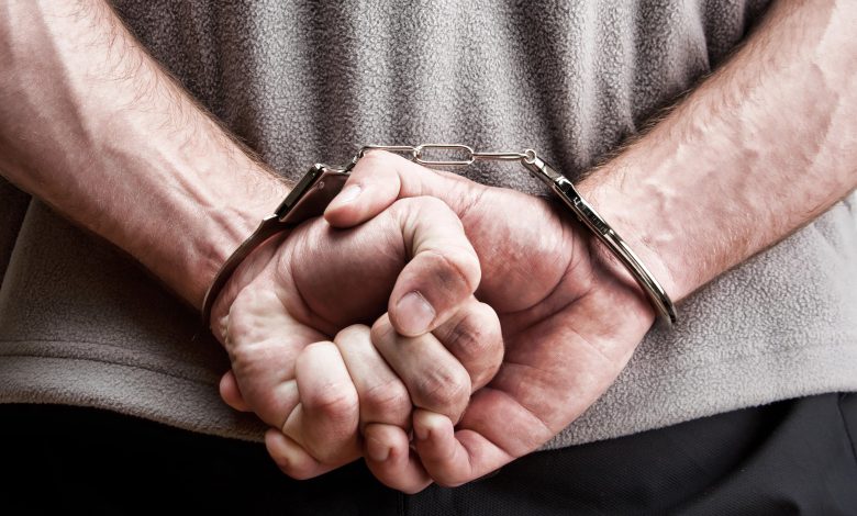 “Se chamar a polícia eu te mato”: homem é preso após ameaçar enteada durante discussão em Indaial