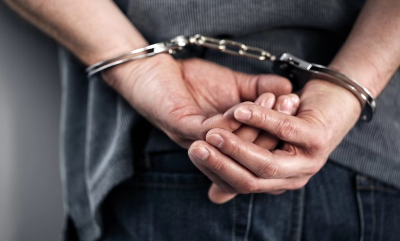 Denúncia de violência doméstica leva à prisão de homem com mandado por pensão alimentícia em Indaial