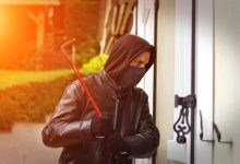 Casa é invadida em Timbó: morador enfrenta criminoso em luta corporal, mas suspeito foge com joias