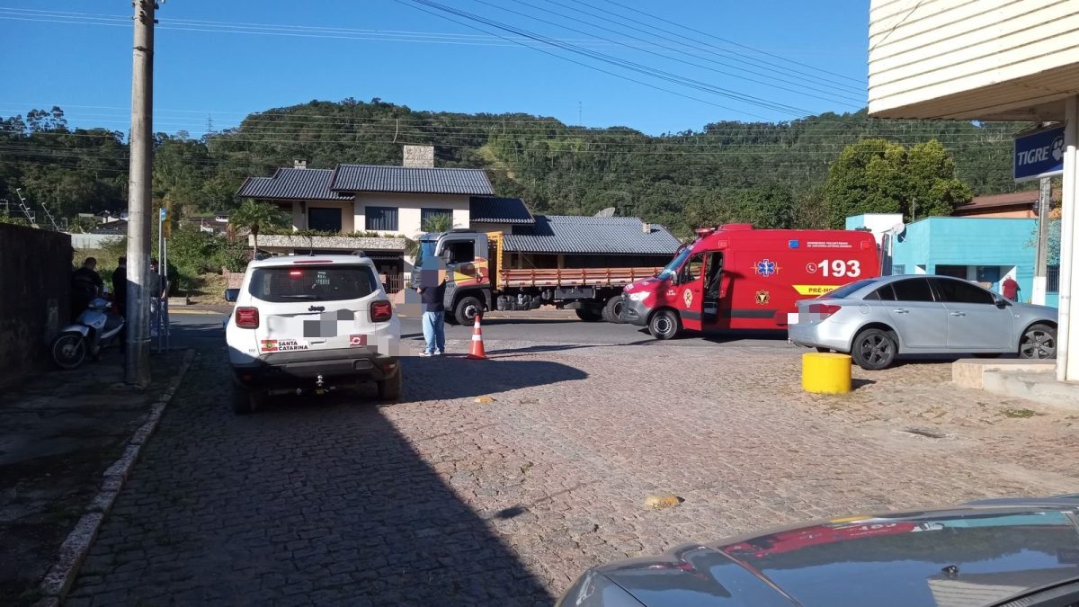 Motociclista fica ferida após colisão com caminhão em Rodeio