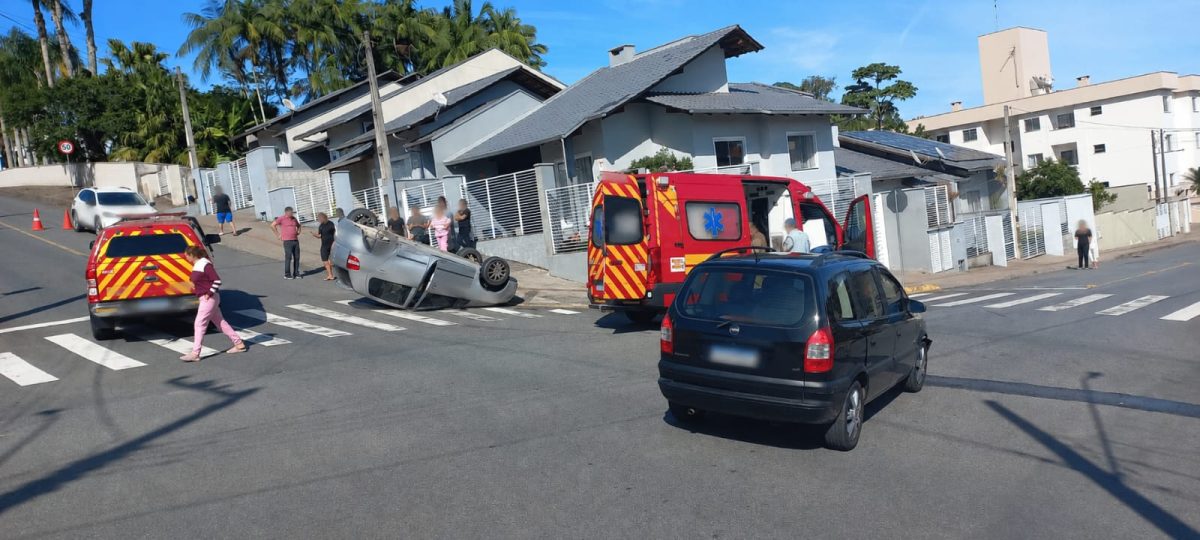 Colisão entre carros termina com veículo capotado e mobiliza bombeiros em Timbó